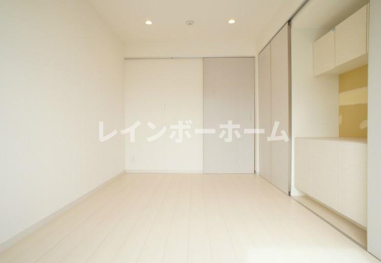 その他部屋・スペース　開放的な寝室です