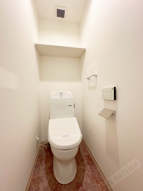 トイレ　人気アイテムの温水洗浄便座。清潔感のあるトイレです。