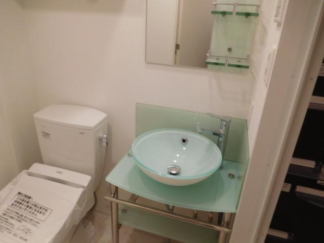 洗面設備　おしゃれな洗面台です。