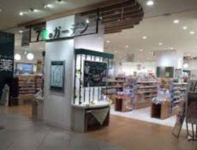 ドラックストア　セブン美のガーデン新宿富久店（ドラッグストア）まで225m