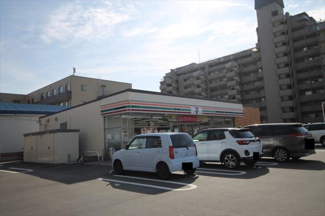 コンビニ　セブンイレブン（コンビニ）まで742m