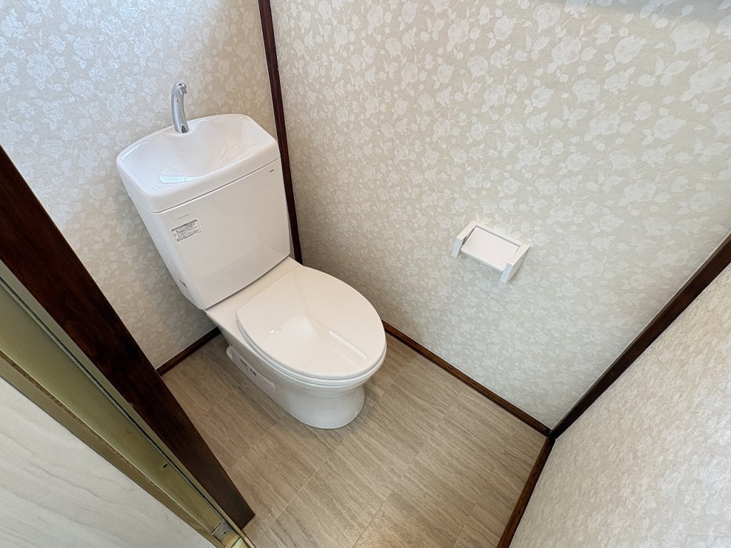 トイレ　トイレ内も換気窓あり