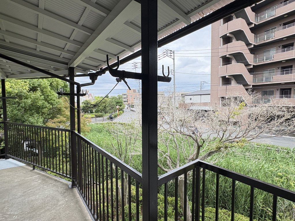 バルコニー　廊下に洗濯物干せます。
