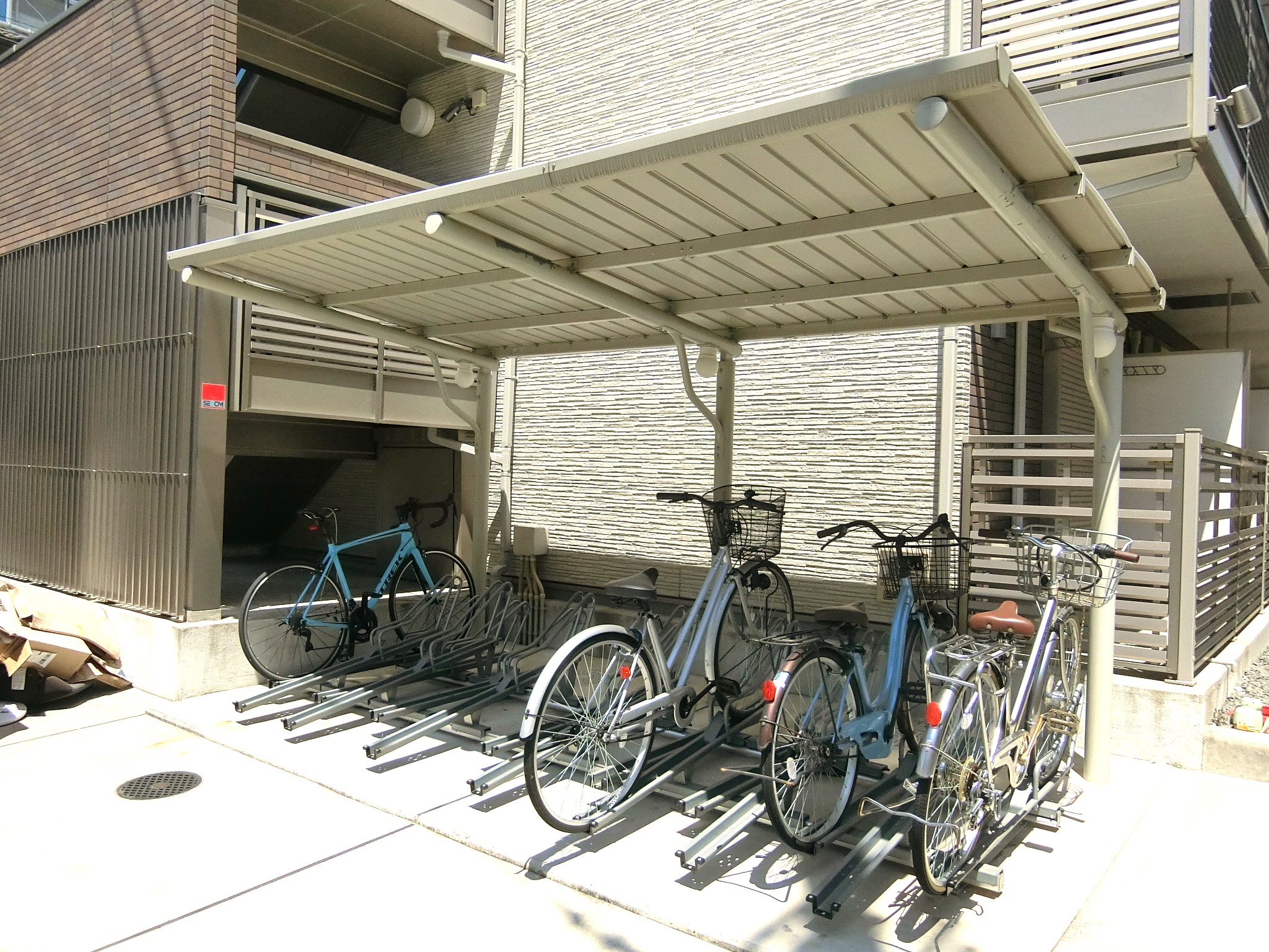 エントランス　駐輪バイク置場を完備です☆