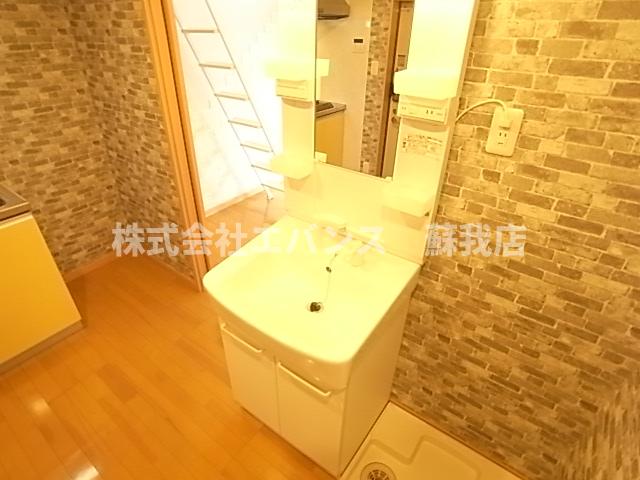 洗面設備　独立洗面台あり、毎朝おしゃれに忙しい女性の方におすすめです