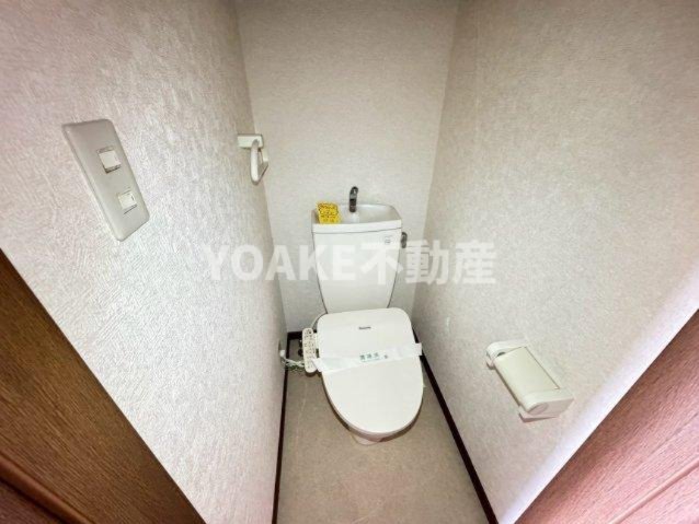 トイレ　別号室のお写真になります。現況優先。