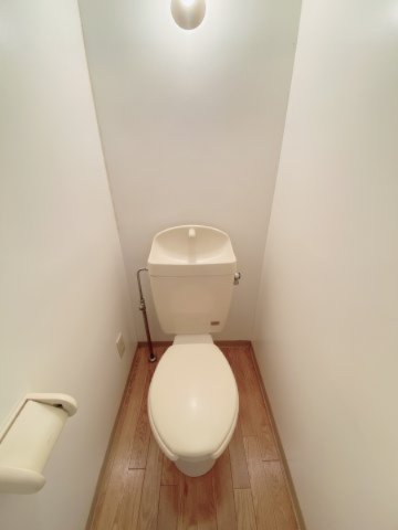 トイレ　別部屋の写真になります