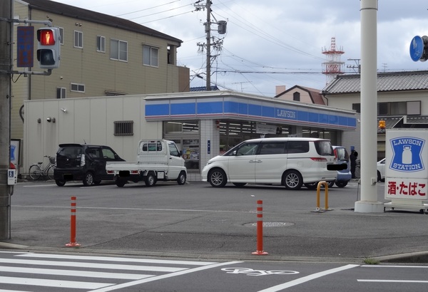 コンビニ　ローソン津中央北店（コンビニ）まで594m