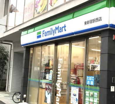 コンビニ　ファミリーマート東新宿駅西店（コンビニ）まで122m