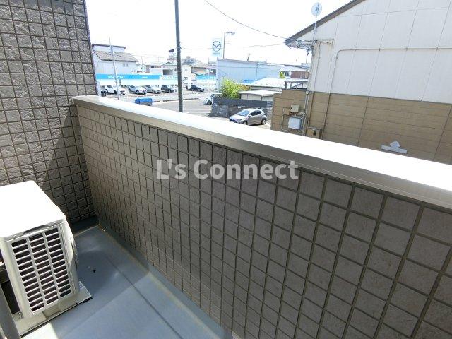 バルコニー　２階のお部屋で洗濯物もたくさん干せます。