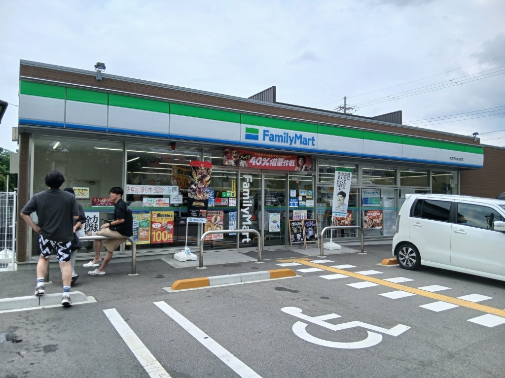 コンビニ　ファミリーマート 枚方伊加賀西町店（コンビニ）まで598m