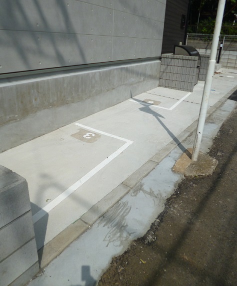 駐車場　バイク置場は全部で３台あります(^O^)