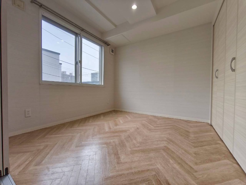その他部屋・スペース　寝室はこちらです。光が差し込む、温かみのあるお部屋です。