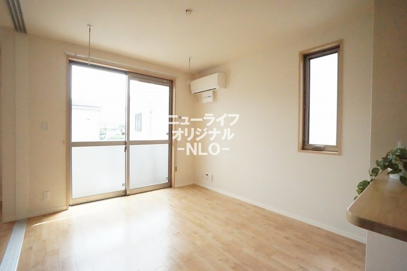 居室・リビング　角部屋につき2面採光で明るい居室☆（小物は撮影用備品です）
