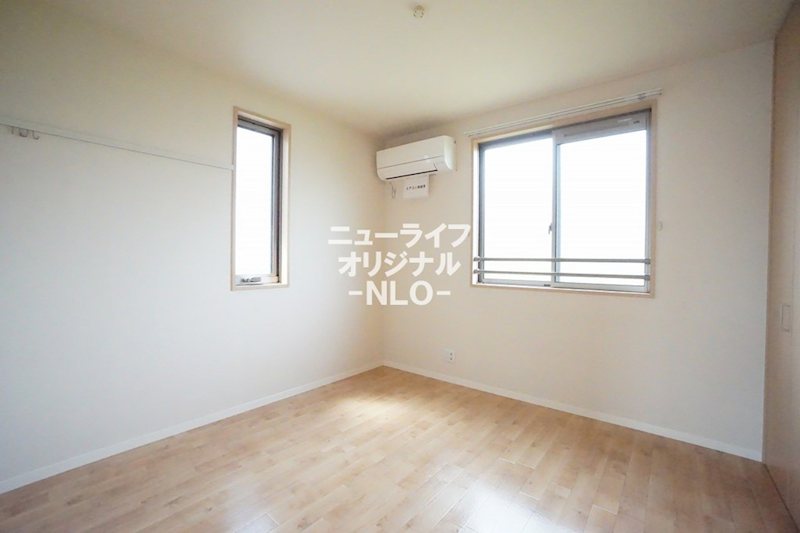 その他部屋・スペース　洋室5.5帖　エアコン付なので就寝時も快適です☆