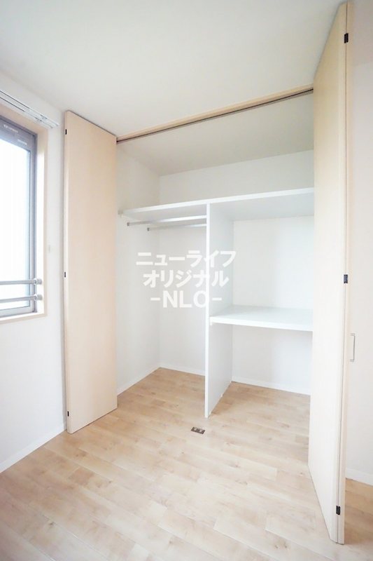 収納　ハンガーパイプや仕切りがあるので綺麗に整理整頓できます☆