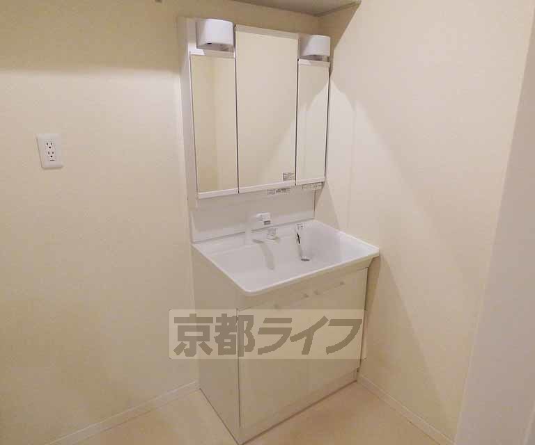洗面設備　鏡裏収納つき