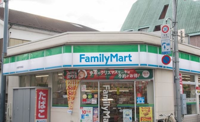 コンビニ　ファミリーマート 永福町駅南店（コンビニ）まで834m
