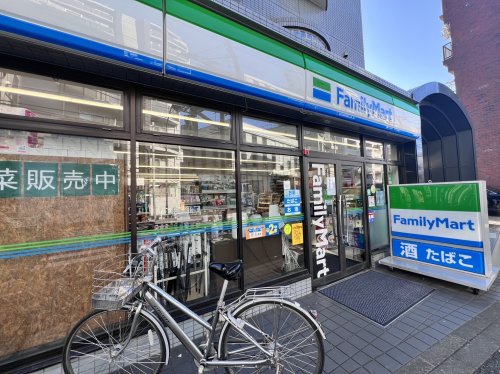 コンビニ　ファミリーマート 世田谷上馬一丁目店（コンビニ）まで305m
