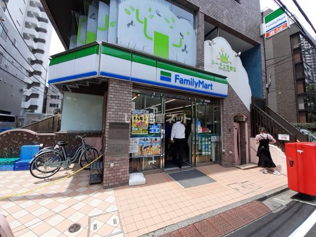 コンビニ　ファミリーマート西新宿柏木公園前店（コンビニ）まで378m