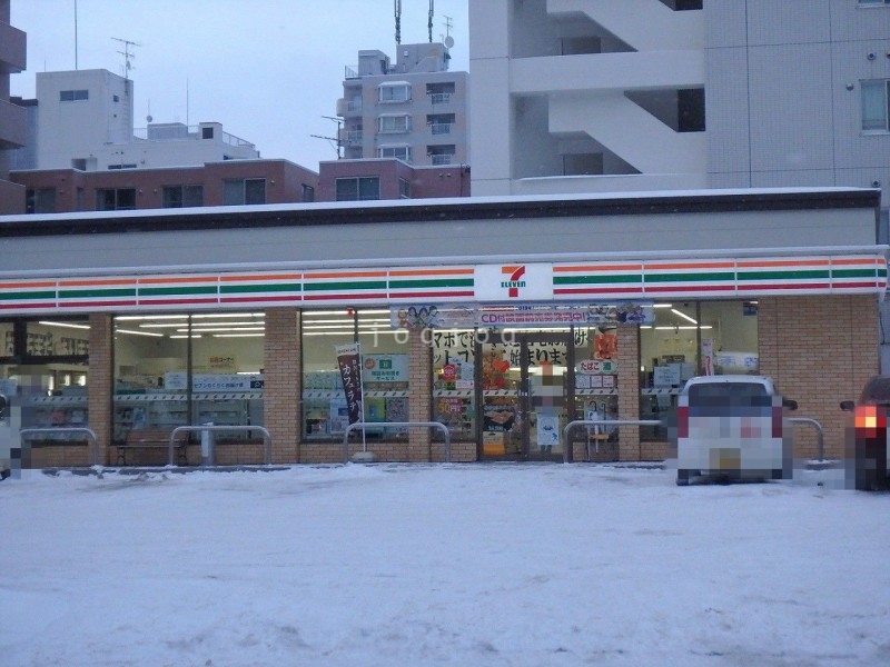 コンビニ　セブンイレブン札幌南6条西18丁目店（コンビニ）まで819m