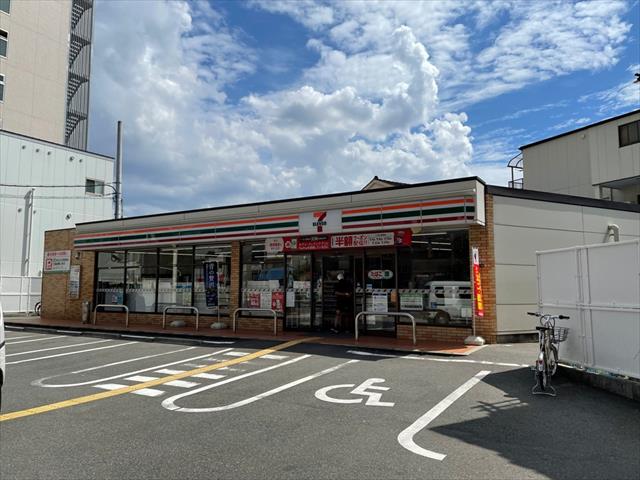 コンビニ　セブンイレブン（コンビニ）まで264m