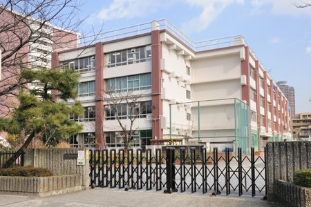 小学校　江東区立東雲小学校（小学校）まで684m