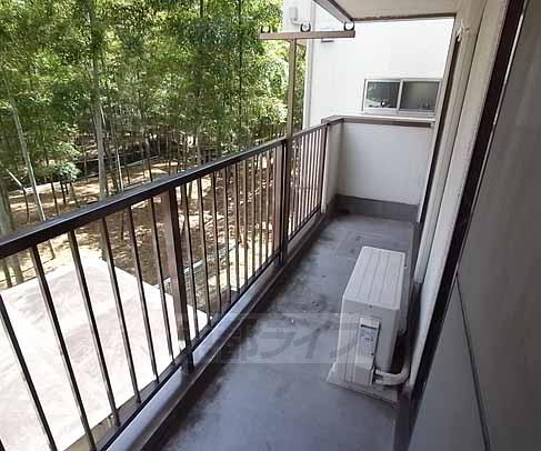 バルコニー　広く日当たりの良いバルコニー