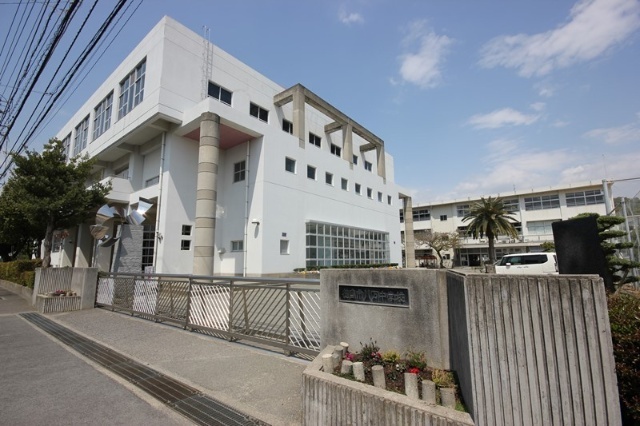 中学校　徳島市立八万中学校（中学校）まで1020m