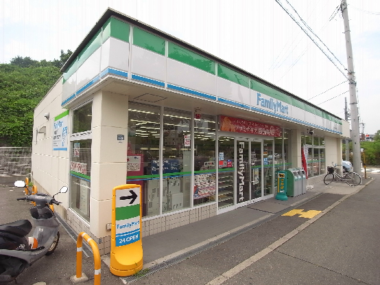 コンビニ　ファミリーマート　鹿の子台南町店（コンビニ）まで725m