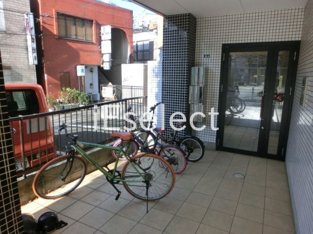 駐車場　敷地内の共有スペースです。