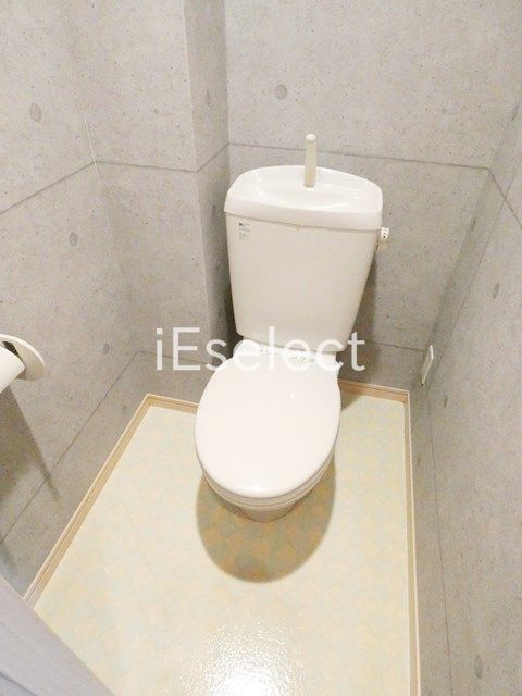 トイレ　シンプルなトイレにはウォシュレットを取り付けることもできます