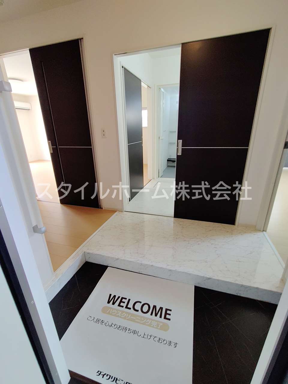 玄関　別部屋写真です。