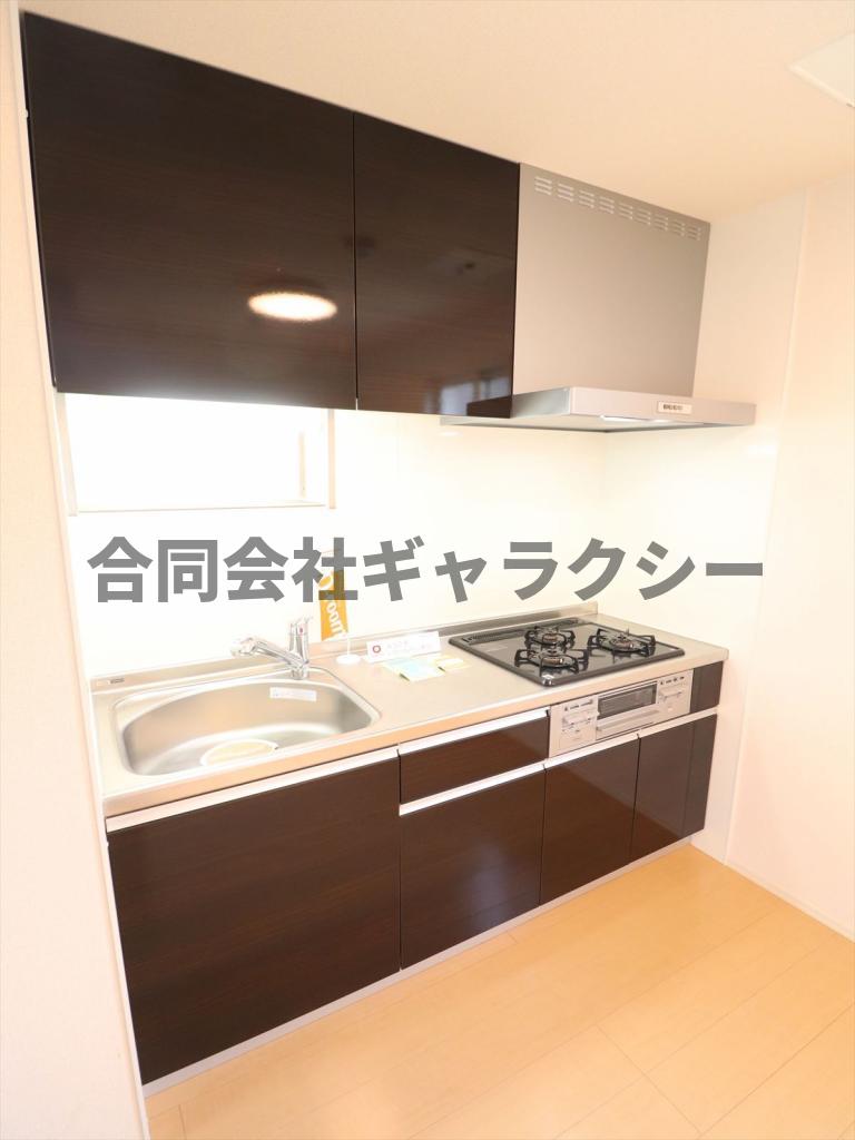 キッチン　3口コンロのシステムキッチン