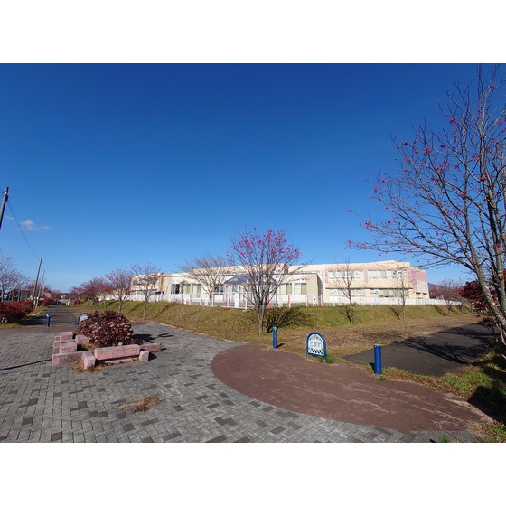小学校　室蘭市立八丁平小学校（小学校）まで609m