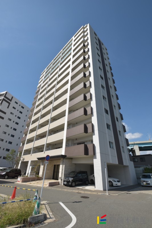 建物外観　シックな色使い