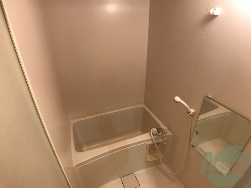 バス・シャワールーム　お風呂はシンプル。浴室乾燥もついてます。