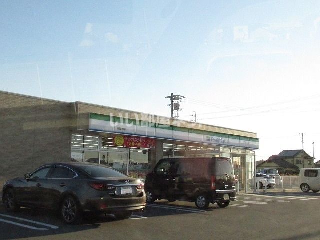 コンビニ　ファミリーマート 吉田川尻店（コンビニ）まで586m