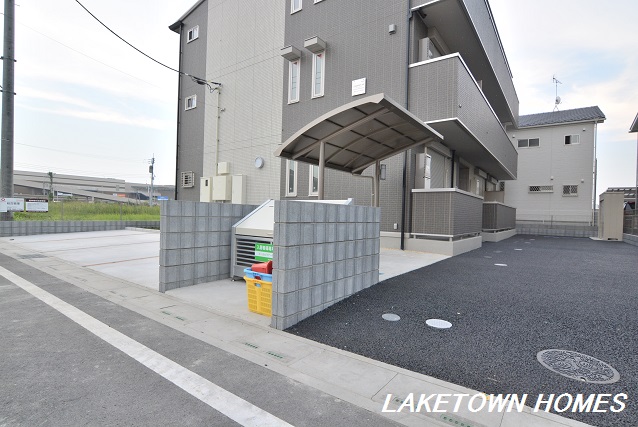 その他共有部分　敷地内にゴミ置場と屋根付きの駐輪場があります。