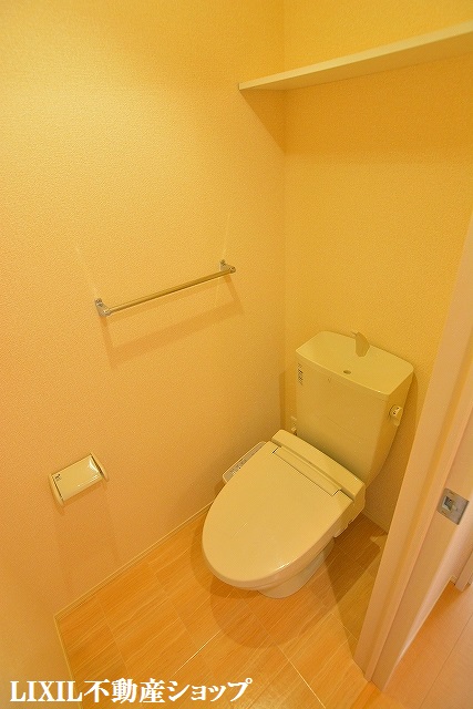 トイレ　上部に収納棚がある温水洗浄暖房便座付のトイレです。