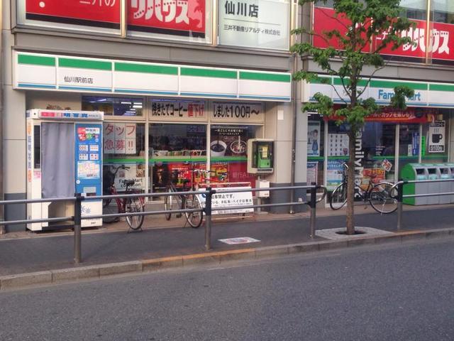 コンビニ　ファミリーマート仙川駅前店（コンビニ）まで199m