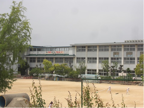 小学校　四條畷市立四條畷小学校（小学校）まで359m