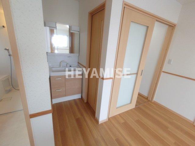 洗面設備　※別のお部屋の写真です。