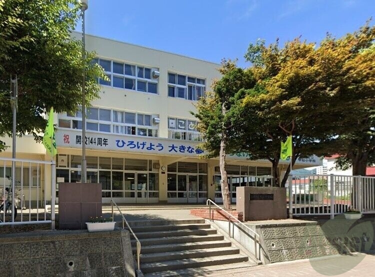小学校　札幌市立琴似小学校（小学校）まで556m