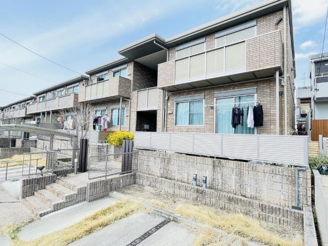 建物外観　プライバシー重視の中階段タイプ