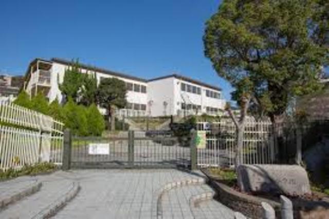 小学校　神戸市立こうべ小学校（小学校）まで581m