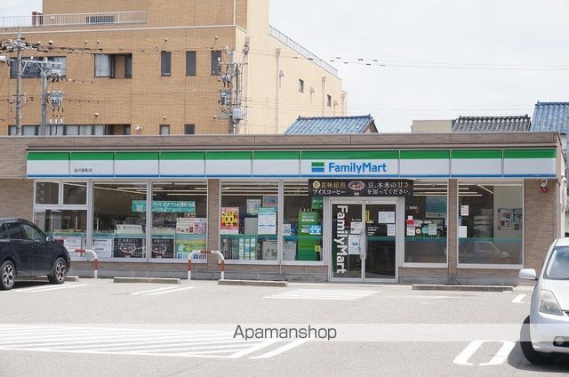 コンビニ　ファミリーマート（コンビニ）まで192m