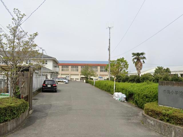 小学校　吉野川市立牛島小学校（小学校）まで978m