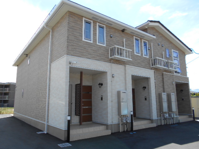 建物外観　建物玄関側（北面）を北東方向より撮影