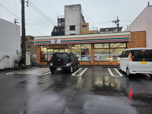コンビニ　セブン－イレブン名古屋四番２丁目店（コンビニ）まで335m